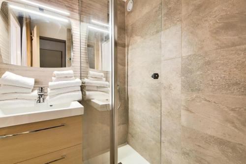 une salle de bain avec un lavabo et une douche dans l'établissement Résidence le Village de Cap Esterel - maeva Home - Appartement 2 pièces 4 personnes - Prestige MAE-2644, à Saint-Raphaël