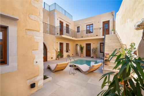 una vista exterior de una casa con piscina en Mansio Boutique Hotel, en Rethymno