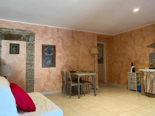 Cette chambre comprend un lit et une table. dans l'établissement La dimora nel castello, à Bomarzo