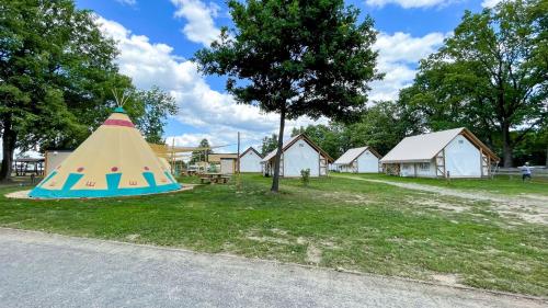 une tente pyramidale sur le côté d'une route avec des maisons dans l'établissement Safarizelt Kiara, à Falkenberg