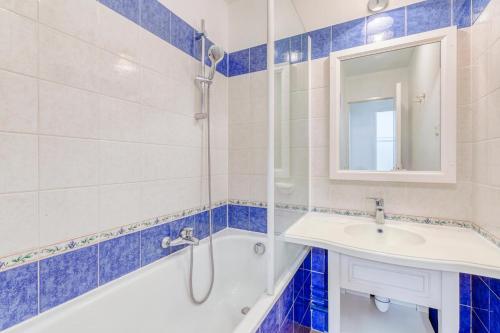 une salle de bain avec une baignoire, un lavabo et un miroir dans l'établissement Résidence le Hameau des Issambres - maeva Home - Appartement 2 pièces 6 personnes - Confort MAE-1214, aux Issambres