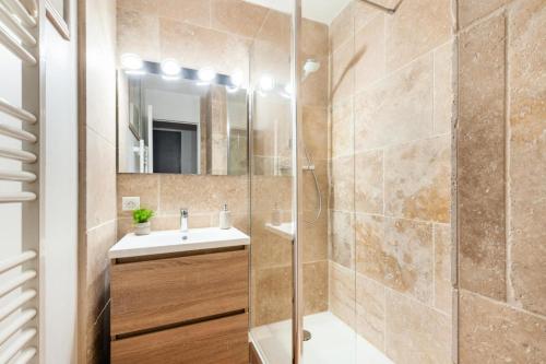 y baño con lavabo y ducha. en Village Pont Royal en Provence - maeva Home - Appartement décoré avec goû 144, en Mallemort