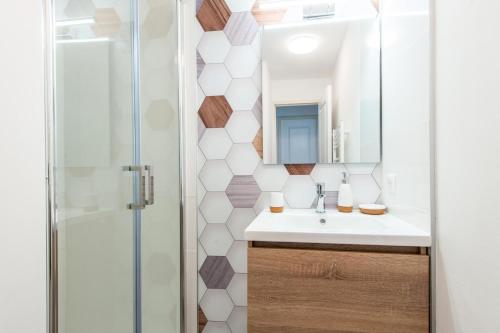 une salle de bain avec un lavabo et une douche dans l'établissement Village Pont Royal en Provence - maeva Home - Appartement cosy et climatisé 3 pièces 6 personnes - Prestige - super Home MAE-3914, à Mallemort