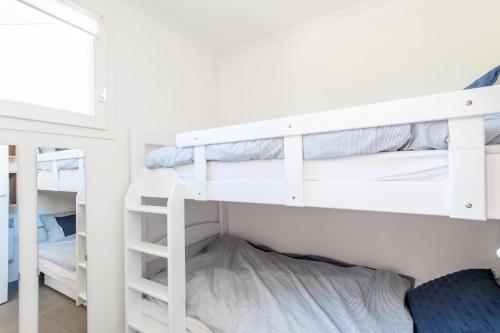 - une chambre avec des lits superposés et un miroir dans l'établissement Village Pont Royal en Provence - maeva Home - Appartement cosy et climatisé 3 pièces 6 personnes - Prestige - super Home MAE-3914, à Mallemort
