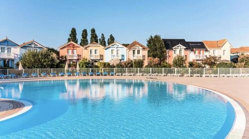 - une grande piscine en face de certaines maisons dans l'établissement Les Maisons de Port Bourgenay - maeva Home - Maison 2 pièces 5 personnes - Sélection MAE-3924, à Talmont-Saint-Hilaire