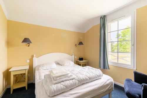 une chambre avec un lit blanc et une fenêtre dans l'établissement Les Maisons de Port Bourgenay - maeva Home - Maison 2 pièces 5 personnes - Sélection MAE-3924, à Talmont-Saint-Hilaire