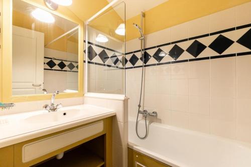 une salle de bain avec un lavabo, une douche et une baignoire dans l'établissement Les Maisons de Port Bourgenay - maeva Home - Maison 2 pièces 5 personnes - Sélection MAE-3924, à Talmont-Saint-Hilaire
