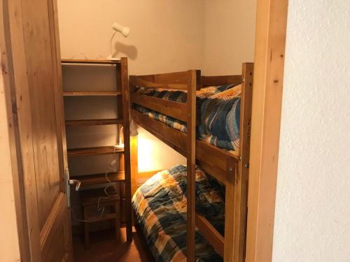 a bedroom with two bunk beds and a closet at Résidence Alpet Ii - 2 Pièces pour 6 Personnes 374 in Montgenèvre