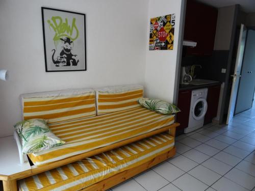 une chambre avec un lit en bois dans une pièce dans l'établissement Village Moliets - maeva Home - Appartement 2 pièces 4 personnes - Confort MAE-3094, à Moliets-et-Maa