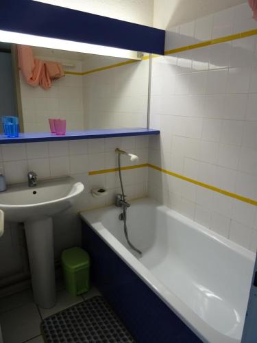 une salle de bain avec un lavabo et une baignoire et un lavabo dans l'établissement Village Moliets - maeva Home - Appartement 2 pièces 4 personnes - Confort MAE-3094, à Moliets-et-Maa