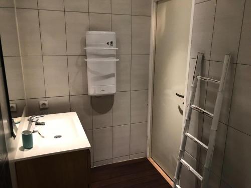 a bathroom with a sink and a shower at Résidence Les Miandettes - 3 Pièces pour 6 Personnes 444 in Montgenèvre