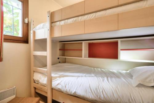 - une chambre avec des lits superposés dans une maison dans l'établissement Résidence Cannes Villa Francia - maeva Home - Appartement 3 pièces 7 personnes - Sélection MAE-0244, à Cannes