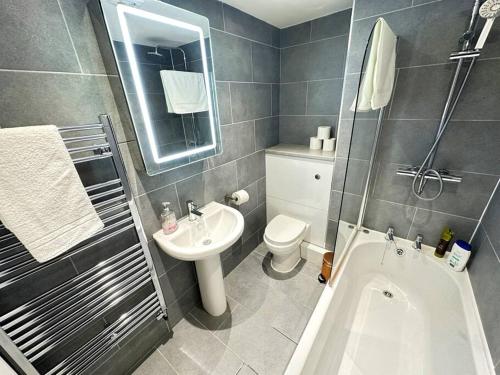 a bathroom with a sink and a toilet and a shower at Hazel 1-Bed Flat (3) + Parking in Kidlington