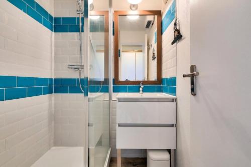 une salle de bain avec un lavabo et une douche dans l'établissement Résidence le Hameau de Cap Esterel - maeva Home - Appartement cosy 2 pièces 4 personnes - Prestige - super Home MAE-2714, à Saint-Raphaël