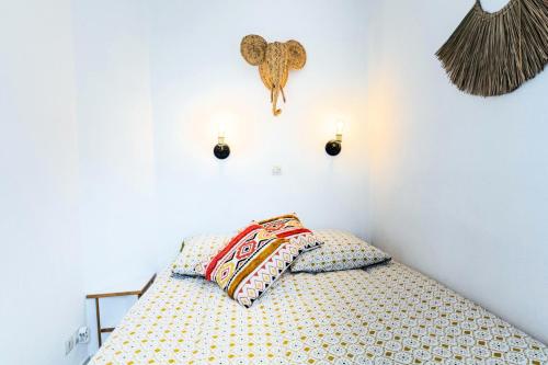 une chambre avec un lit avec un oreiller dessus dans l'établissement Résidence le Hameau de Cap Esterel - maeva Home - Appartement cosy 2 pièces 4 personnes - Prestige - super Home MAE-2714, à Saint-Raphaël