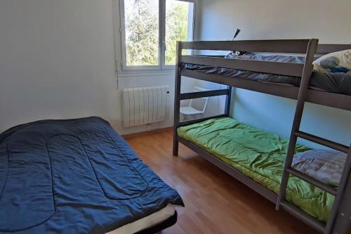 - une chambre avec deux lits superposés et un lit dans l'établissement Agréable T2 Bis Au calme proche centre-ville et plages, à Sanary-sur-Mer