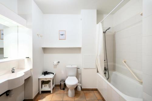 une salle de bain blanche avec des toilettes et un lavabo dans l'établissement Village Pont Royal en Provence - maeva Home - Studio 5 personnes - Sélection MAE-2824, à Mallemort