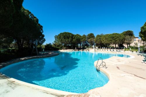une grande piscine avec de l'eau bleue dans l'établissement Village Pont Royal en Provence - maeva Home - Studio 5 personnes - Sélection MAE-2824, à Mallemort