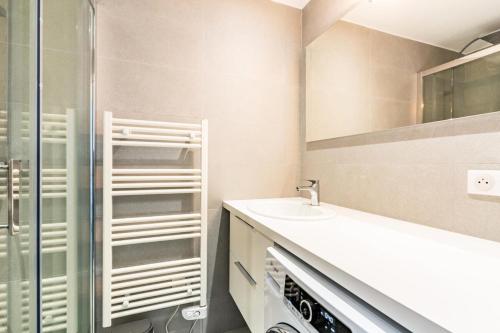 een badkamer met een wastafel en een douche bij Résidence le Village de Cap Esterel - maeva Home - Appartement moderne 2 pi 494 in Saint-Raphaël