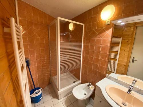 une salle de bain avec une douche, des toilettes et un lavabo dans l'établissement Résidence Chalmettes - Studio 4 personnes - Skis aux pieds MAE-8554, à Montgenèvre