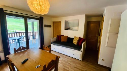 un salon avec un canapé et une table dans l'établissement Résidence Neige Et Golf - En front de neige pour ce joli studio avec grande terrasse MAE-8614, à Montgenèvre