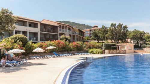 - une vue sur l'hôtel et la piscine dans l'établissement Résidence le Hameau des Issambres - maeva Home - Appartement climatisé 2 pièces 5 personnes - Prestige MAE-3824, aux Issambres