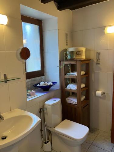 y baño con aseo y lavamanos. en Puyleger, en Saint-Privat-des-Prés