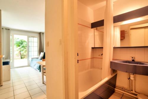 une cuisine avec un évier et un comptoir dans l'établissement Village Moliets - maeva Home - Studio 5 personnes - Budget MAE-4984, à Moliets-et-Maa