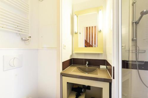 une salle de bain avec un lavabo et une douche dans l'établissement Résidence le Village de Cap Esterel - maeva Home - Appartement 3 pièces 7 personnes - Sélection MAE-5764, à Saint-Raphaël