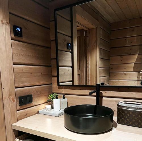 bagno con lavandino nero e specchio di Fantastic Mountain Cabin with Sauna in Idre a Idre