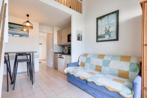 un salon avec un canapé et une table dans l'établissement Résidence Port Bourgenay - maeva Home - Studio 6 personnes - Sélection MAE-4784, à Talmont-Saint-Hilaire