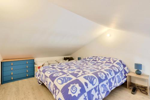 - une chambre avec un lit violet et une commode bleue dans l'établissement Résidence Port Bourgenay - maeva Home - Studio 6 personnes - Sélection MAE-4784, à Talmont-Saint-Hilaire