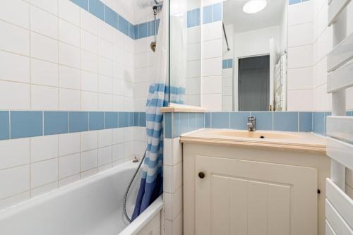 une salle de bain avec un lavabo et une douche dans l'établissement La Résidence du Golf - maeva Home - Appartement avec balcon 2 pièces 4 personnes - Prestige - super Home MAE-5054, à Deauville
