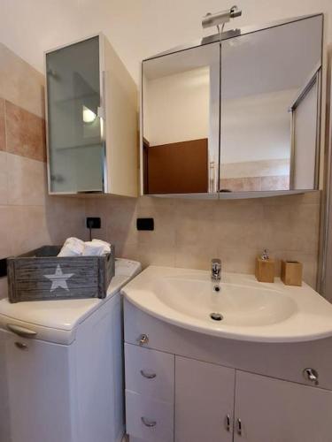 bagno con lavandino e specchio di S.T.A.R-H.O.U.S.E Cesano Maderno (vicino Stazione) a Cesano Maderno