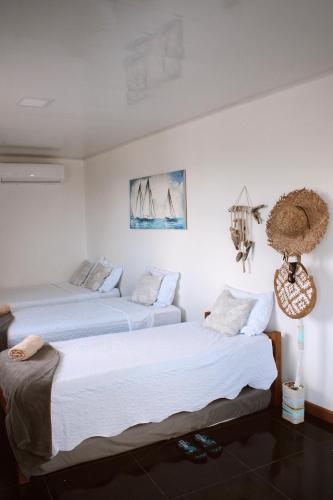 2 letti in una camera con pareti bianche di Apartamento New Experience a El Cove