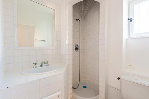 une salle de bain blanche avec un lavabo et une douche dans l'établissement Village Pont Royal en Provence - maeva Home - Appartement atypique et climatisé 3 pièces 4 personnes - Exclusive - super Home MAE-5864, à Mallemort