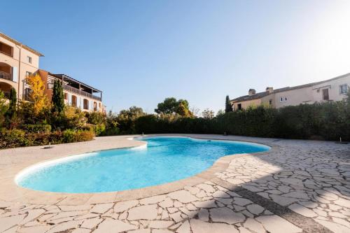 - une piscine dans une cour avec une terrasse en pierre dans l'établissement Village Pont Royal en Provence - maeva Home - Appartement atypique et climatisé 3 pièces 4 personnes - Exclusive - super Home MAE-5864, à Mallemort