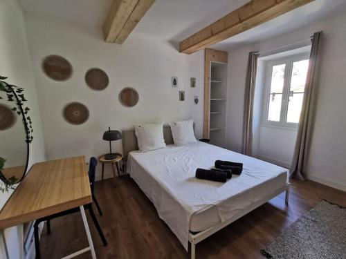 - une chambre avec un grand lit blanc et une table dans l'établissement Bleu azur 2 chambres, climatisation, parking, à Villeneuve-lès-Avignon