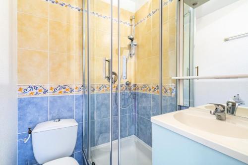 une salle de bain avec une douche, des toilettes et un lavabo dans l'établissement Résidence le Village de Cap Esterel - maeva Home - Appartement 2 pièces 6 personnes - Sélection MAE-8594, à Saint-Raphaël