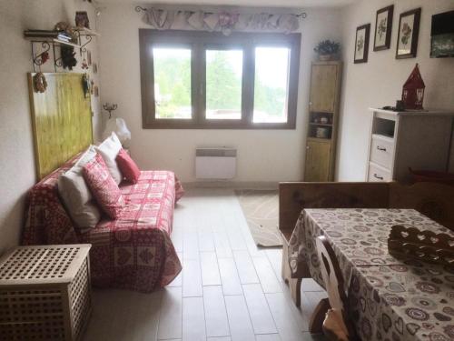 a living room with a couch and a window at Résidence Anges - Studio pour 4 Personnes 814 in Montgenèvre