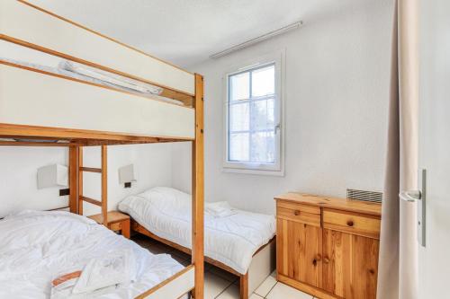 une chambre avec deux lits superposés et une fenêtre dans l'établissement Résidence Port Bourgenay - maeva Home - Appartement 2 pièces 4 personnes - Sélection MAE-5854, à Talmont-Saint-Hilaire