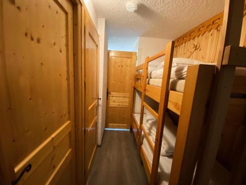 une petite pièce avec deux lits superposés dans l'établissement Résidence Chalmettes - Studio 2/4 personnes - SKIS AUX PIEDS MAE-8994, à Montgenèvre