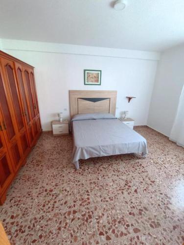 een slaapkamer met een groot bed en een groot tapijt bij Key Reig in Almussafes