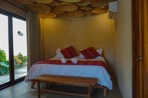 een slaapkamer met een bed met rode en witte kussens bij Villa Yahualli in #N/A