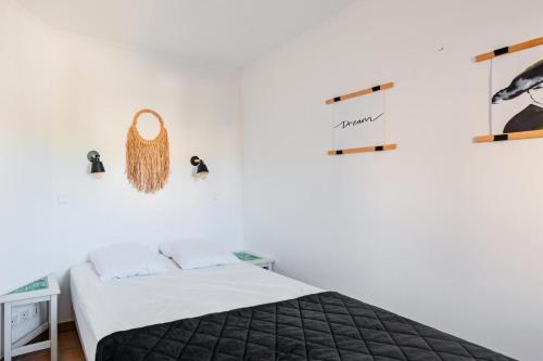 une chambre avec un lit et un panneau sur le mur dans l'établissement Village Pont Royal en Provence - maeva Home - Appartement 2 pièces 5 personnes - Sélection MAE-8624, à Mallemort