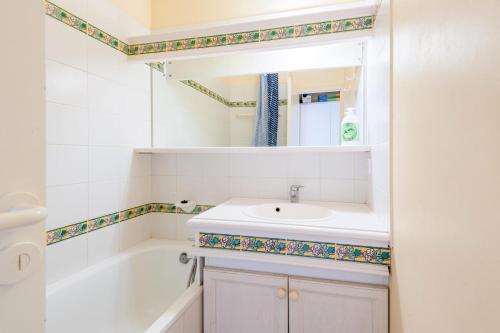 une salle de bain avec un lavabo et une baignoire dans l'établissement Village Pont Royal en Provence - maeva Home - Appartement 2 pièces 5 personnes - Sélection MAE-8624, à Mallemort