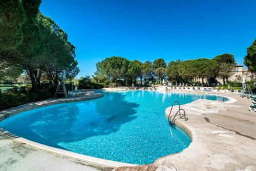 einen Pool mit blauem Wasser in einem Resort in der Unterkunft Village Pont Royal en Provence - maeva Home - Appartement 2 pièces 4 person 184 in Mallemort