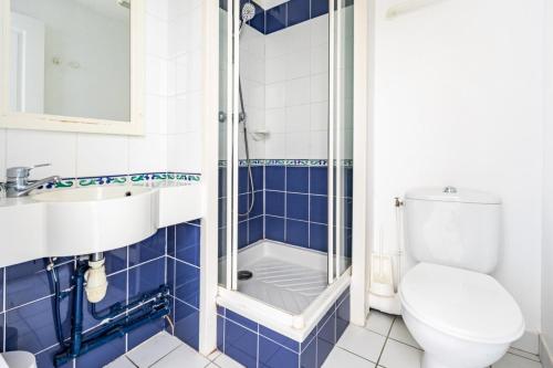 une salle de bain avec toilettes et lavabo dans l'établissement Port du Crouesty Cap'Océan - maeva Home - Appartement raffiné 3 pièces 6 personnes - Sélection - super Home MAE-2204, à Arzon