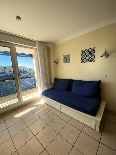 Ce lit se trouve dans un dortoir offrant une vue sur l'océan. dans l'établissement Résidence Bleu Marine - maeva Home - Appartement 2 pièces 4 personnes - Confort MAE-2214, à Lacanau