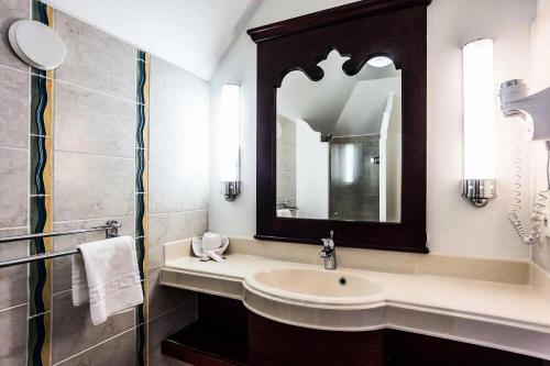 a bathroom with a sink and a mirror at Village Sainte Luce, Martinique - maeva Home - Appartement 3 pièces 6 personnes - Prestige MAE-8354 in Sainte-Luce